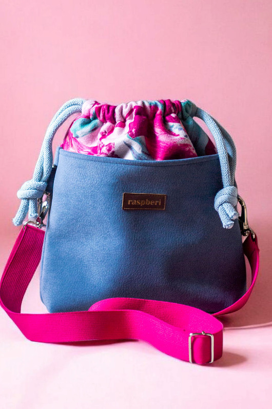 torebki mini Różowo-niebieska listonoszka z kominem w kwiaty