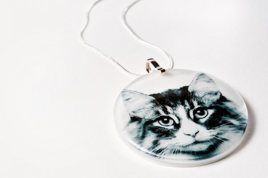Srebrny naszyjnik z żywicy z kotem So Jewelry