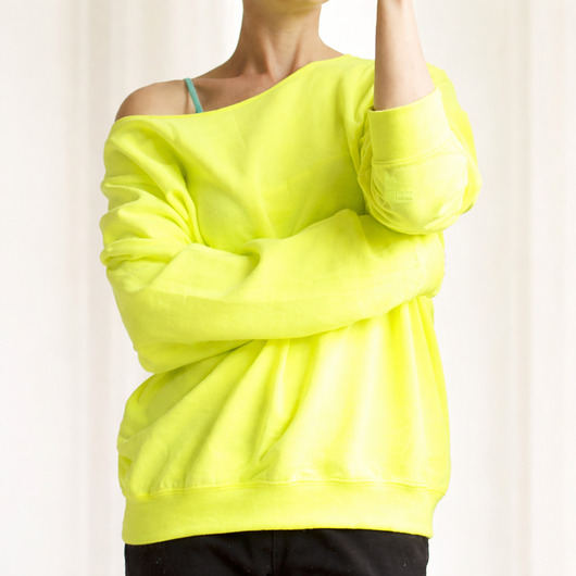bluza bez kaptura damska Bluza fluo żółta z szerokim dekoltem