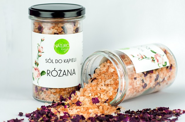produkty do kąpieli Sól do kąpieli różana z płatkami róż