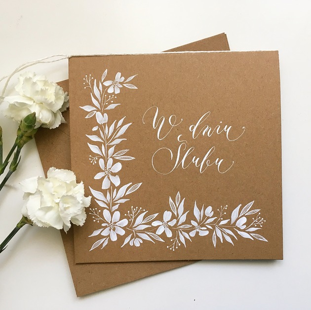 kartki scrapbooking Kartka ślubna ręcznie malowana i kaligrafowana rustykalna z białymi kwiatami