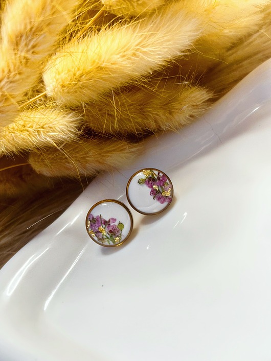 kolczyki z żywicy Kolczyki z zatopionymi kwiatami smagliczki  pozłacana stal  12 mm