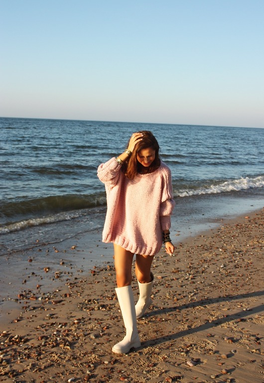 swetry damskie  Sweter handmade oversize  z wełną  pudrowy róż