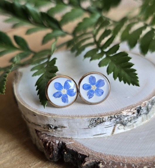 kolczyki z żywicy Kolczyki z kwiatami niezapominajkami złote