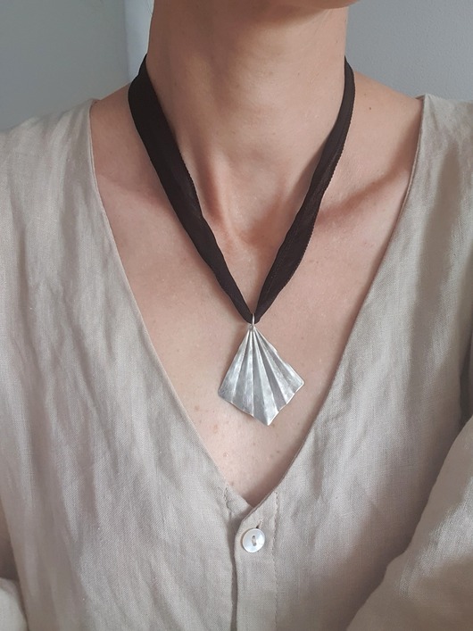 wisiory Naszyjnik ORIGAMI duży, jedwab, czarny, mosiądz w srebrnym kolorze