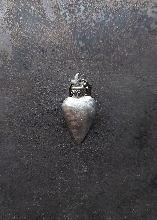 przypinki Srebrny pin/ Serce z płomieniem
