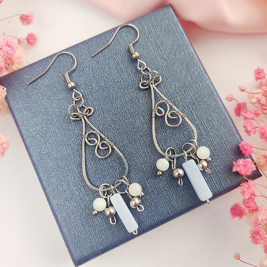 kolczyki z kamieniami Kolczyki Chalcedon i Jadeit stal chirurgiczna handmade wirewrapping