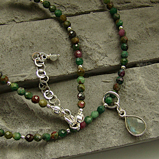 chokery Zoisyt rubinowy z kroplą labradorytu - naszyjnik