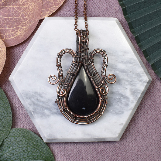 wisiory Miedziany wisiorek wire wrapping z czarnym onyksem #420