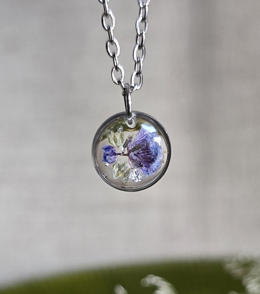 wisiory Zawieszka z prawdziwymi kwiatami wisiorek gipsówka fioletowa