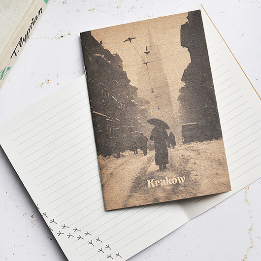 notatniki i albumy Notes z czarno-białymi fotografiami 15x10 Kraków Pani na ul. Floriańskiej