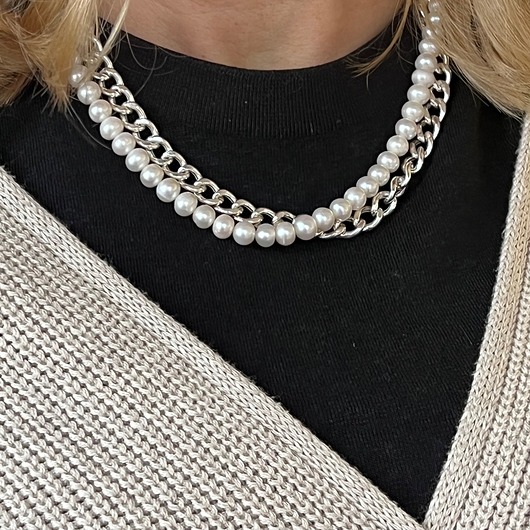 srebrne naszyjniki Naszyjnik z srebrnego łańcuszka i pereł.  Perły i srebro 925