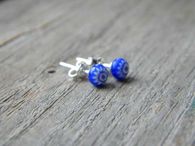 kolczyki wire wrapping Niebieskie z delikatnym  kwiatkiem    - sztyfty