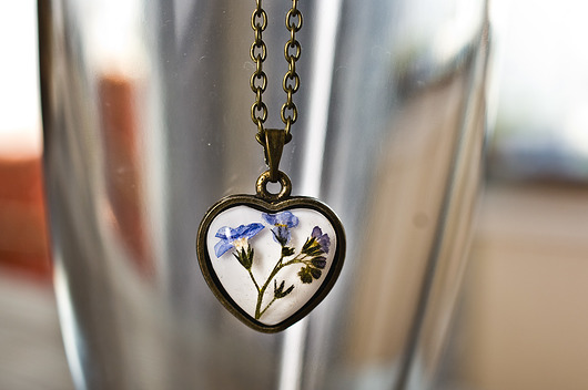 Delikatny naszyjnik z żywicy w kształcie serca So Jewelry