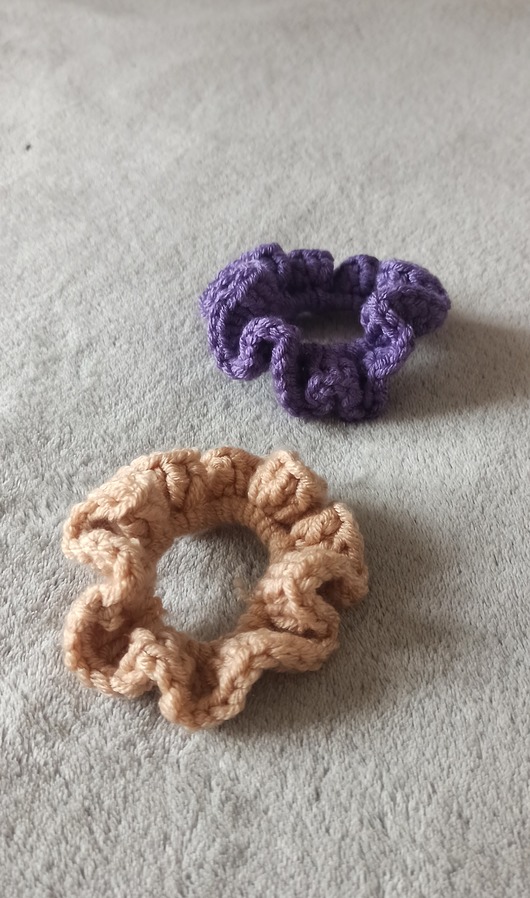 gumki do włosów Zestaw dwóch scrunchie z włóczki
