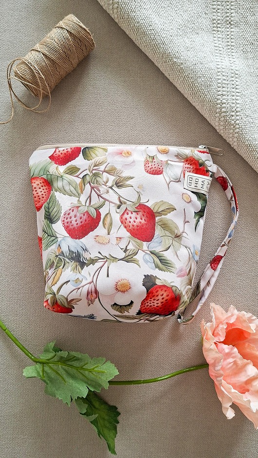 kosmetyczki DUŻA(kwadrat) kosmetyczka Bohomazy Strawberry Patch - handmade