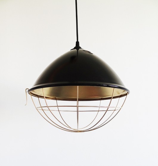 Czarna lampa wisząca w stylu industrialnym.  kolorum