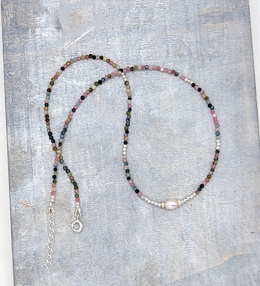 srebrne naszyjniki Subtelny naszyjnik z perełką i kolorowymi turmalinami