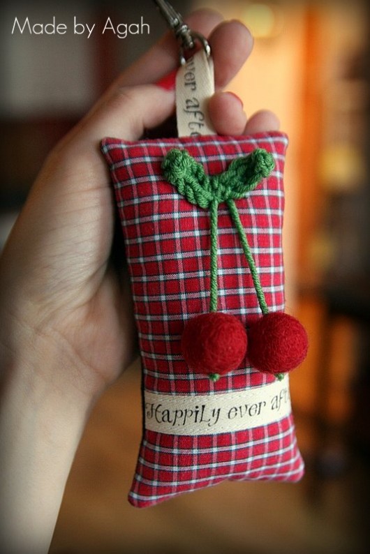 Brelok &quot;Happily ever after&quot; z dyndającą wisienką made by agah