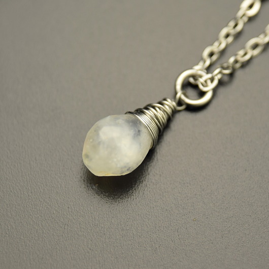 chokery Delikatny naszyjnik kropla kamień księżycowy wire wrapping