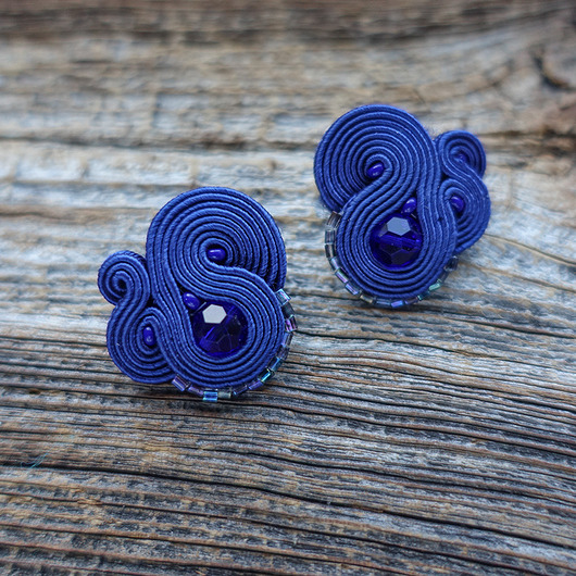 kolczyki soutache Małe, granatowe i eleganckie kolczyki sutasz