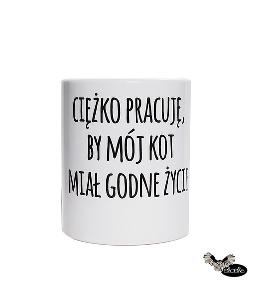 Kubek 330ml Ciężko pracuje by mój kot .. Sowia Aleja