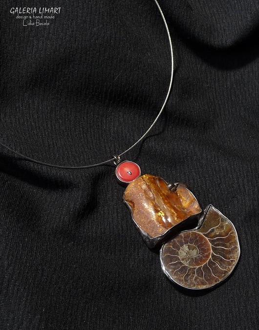 wisiory Bursztyn i skamielina amonit z Madagaskaru niezwykły wisior handmade prezent