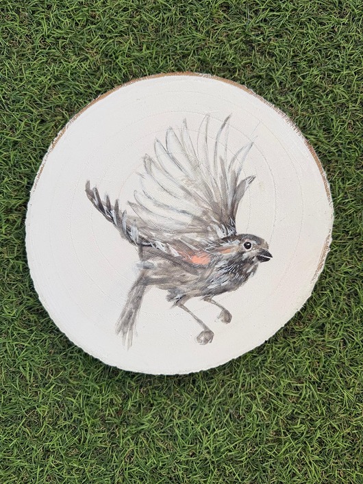 Ozdoby na ścianę Ręcznie malowany obrazek na plastrze drewna  "Wróbel  w locie"