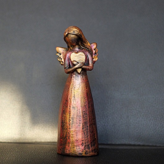 figurki i rzeźby Rzeźba czerwony Anioł ze złotym sercem wys. 12,8 cm