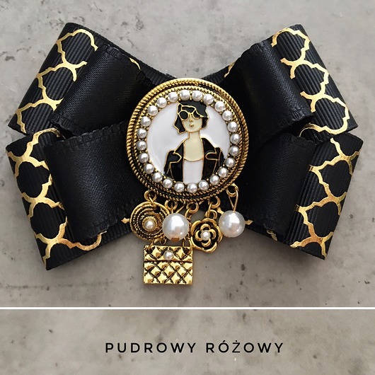 Brosza z Damą Coco Pudrowy Różowy