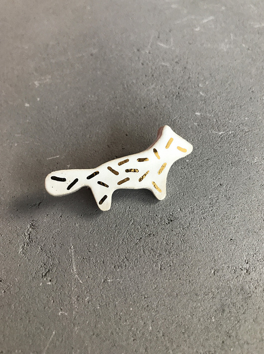 Ceramiczna broszka Lis biały w paseczki ELEMTHEBRAND