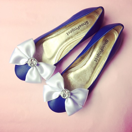 dodatki ślubne klipsy do butów białe satynowe duże kokardy