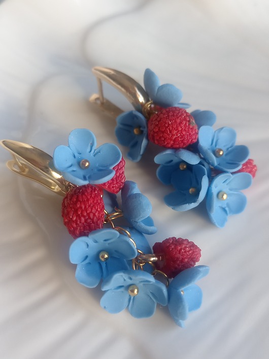 kolczyki z masy plastycznej Kolczyki z truskawkami i niezapominajkami. Handmade