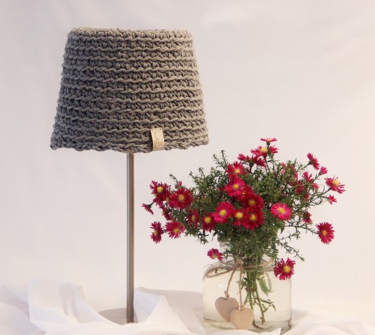 Lampa nocna dziergana ze sznurka Motilove