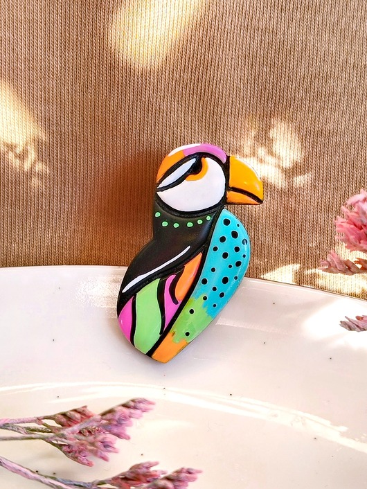 przypinki Pin z maskonurem, kolorowa biżuteria artystyczna, prezent dla niej