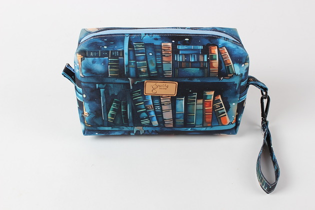 kosmetyczki Wodoodporna kosmetyczka z motywem książek i odpinaną zawieszką