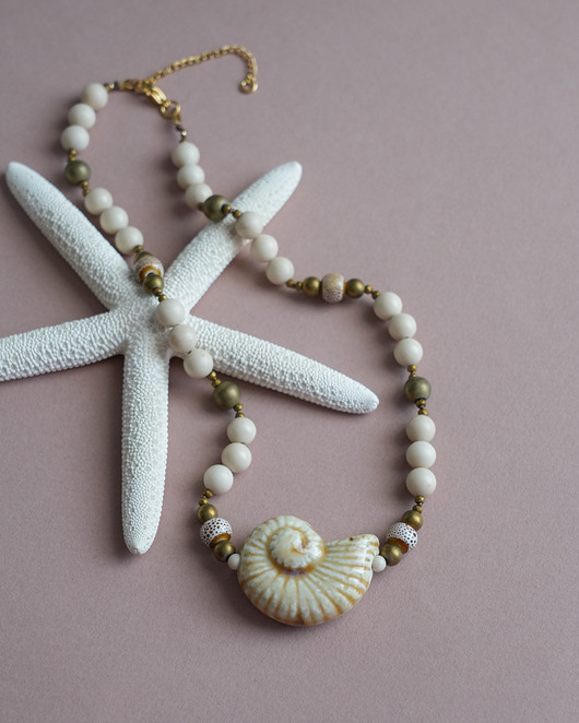 korale Okazały naszyjnik z muszlą ceramiczną