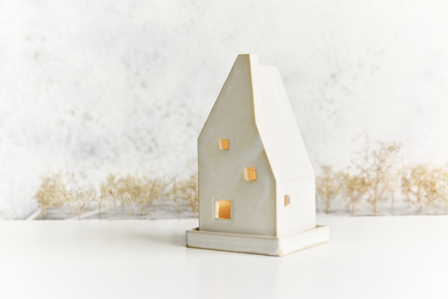 Podstawki pod kadzidełka Domek ceramiczny z kominem na szczycie