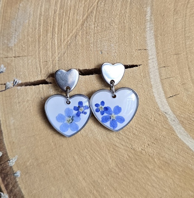 kolczyki z żywicy Kolczyki z kwiatami niezapominajkami srebrne