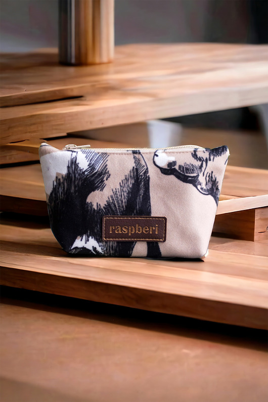kosmetyczki Beżowa mini kosmetyczka z weluru w krowy