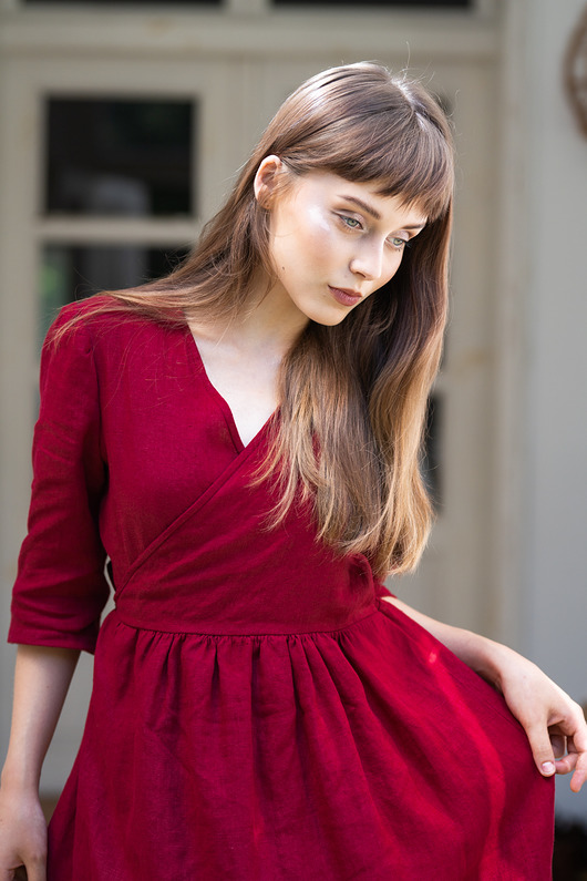 sukienki midi damskie Red Wine - Lniana kopertowa sukienka