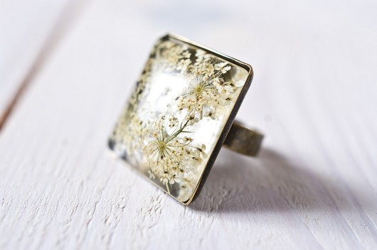 Pierścionek z żywicy z białymi kwiatkami So Jewelry
