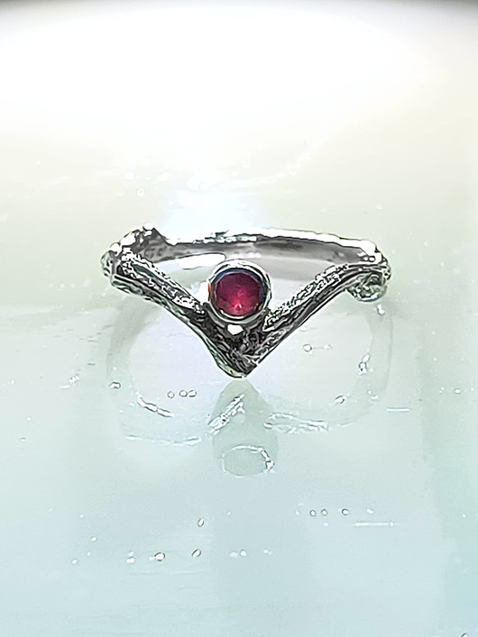 pierścionki srebrne Pierścionek Gałązka z Rubinem