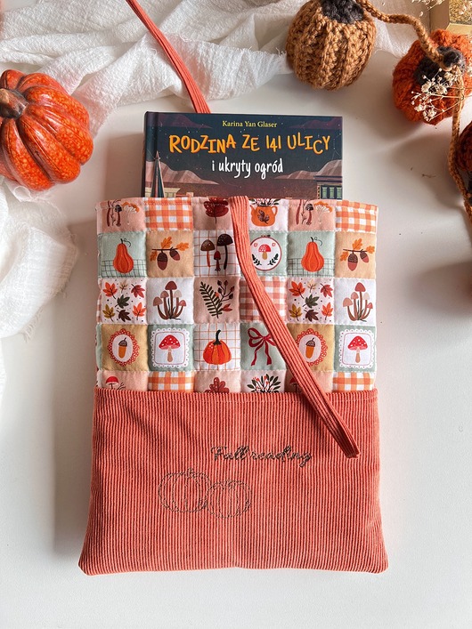 pokrowce i etui - różne Personalizowane etui na książkę, book sleeve ze sztruksu, Tea & Books