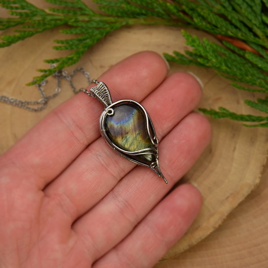 wisiory Wisiorek z kolorowym labradorytem wire wrapping