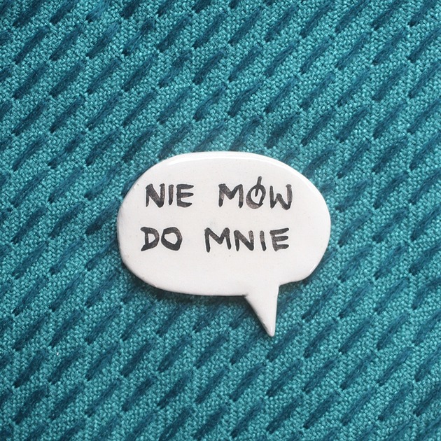 broszki Broszka ceramiczna z napisem NIE MÓW DO MNIE