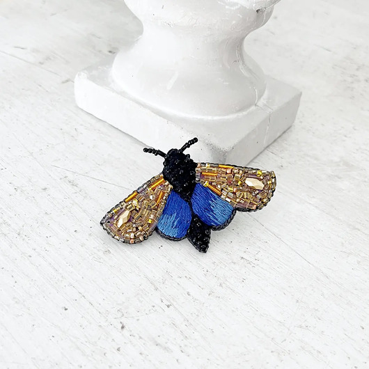 broszki Broszka ĆMA 17 ręcznie haftowana przypinka owady motyle