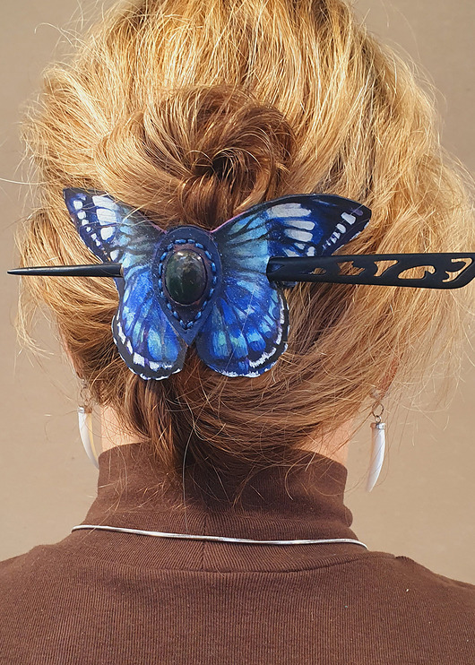 spinki i klamry do włosów Skórzana spinka blue monarch z kamieniem