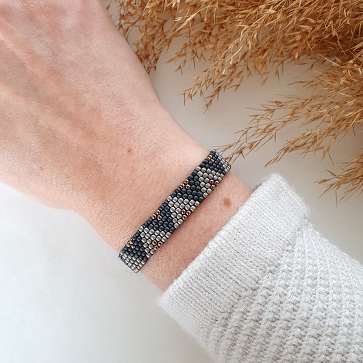 ciemnoszara bransoletka w trójkąty LEI handmade 
