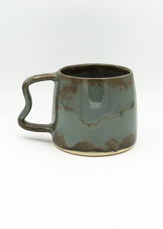 kubki Ceramiczny kubek z wygodnym uszkiem